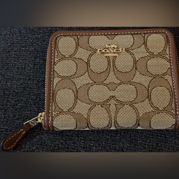 NEW NWT Coach Signature Small Zip Around Jacquard Wallet - Khaki/Saddle CH389 - Picture 2 of 4